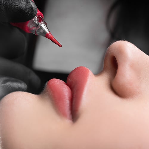 permanent lip makeup in a beauty salon, lip tattoo with coloring pigment, beautiful female lips Dermógrafo